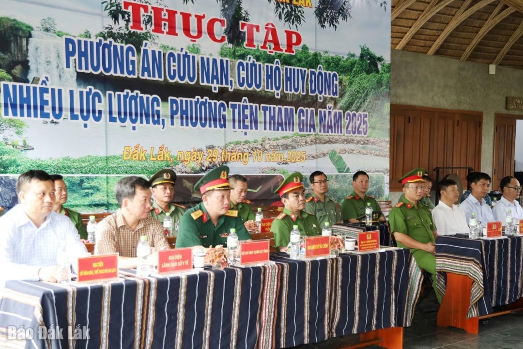 অনুশীলন অধিবেশনে অংশগ্রহণকারী প্রতিনিধিরা।