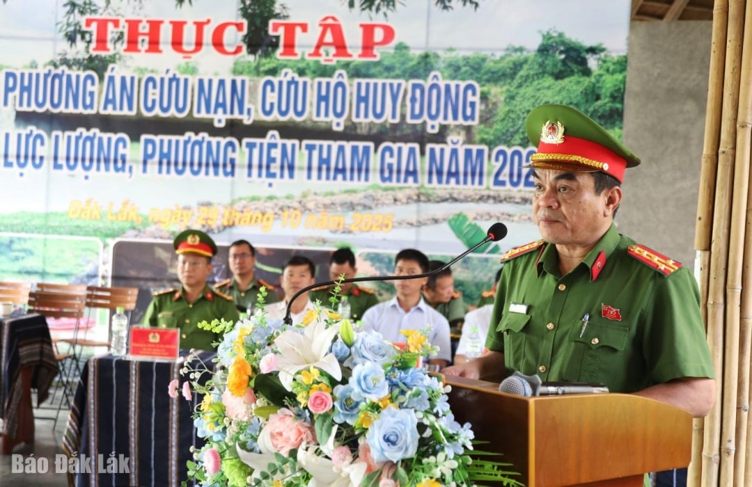 প্রাদেশিক পুলিশ বিভাগের উপ-পরিচালক কর্নেল ওয়াই সান আদ্রং, মহড়ার নির্দেশনামূলক বক্তৃতা দেন।