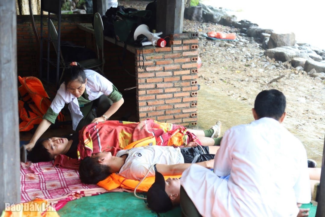 চিকিৎসা বাহিনী মানুষকে উদ্ধারের জন্য মাঠ পর্যায়ে ক্যাম্প স্থাপন করেছে।