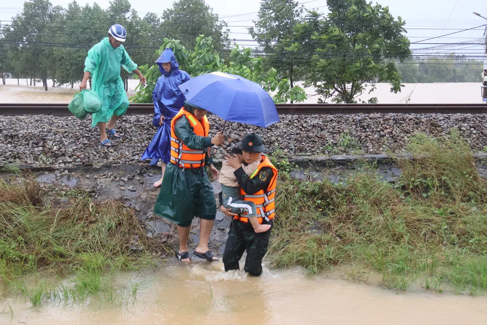 Soldiers braved the rain to help evacuate people. Photo: PHAM NGA