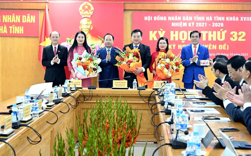 Η Γραμματέας της Επαρχιακής Επιτροπής του Κόμματος Nguyen Duy Lam, η Μόνιμη Αναπληρώτρια Γραμματέας της Επαρχιακής Επιτροπής του Κόμματος Nguyen Hong Linh και ο Πρόεδρος της Επαρχιακής Λαϊκής Επιτροπής Vo Trong Hai έδωσαν λουλούδια για να συγχαρούν την Γραμματέα της Κομματικής Επιτροπής, την Πρόεδρο του Λαϊκού Συμβουλίου της Κοινότητας Thuong Duc Nguyen Thi Viet Ha για την ανάληψη της θέσης της Αντιπροέδρου του Επαρχιακού Λαϊκού Συμβουλίου, την Γραμματέα της Κομματικής Επιτροπής, την Πρόεδρο του Λαϊκού Συμβουλίου της Κοινότητας Ky Xuan Ho Huy Thanh και την Διευθύντρια του Τμήματος Παιδείας και Κατάρτισης Nguyen Thi Nguyet για την ανάληψη της θέσης της Αντιπροέδρου της Επαρχιακής Λαϊκής Επιτροπής.