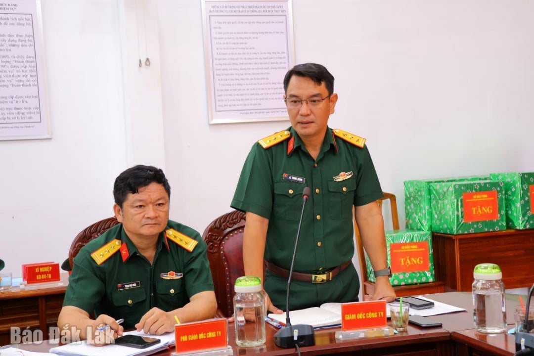 O tenente-coronel Le Trung Thanh, diretor da Companhia de Café 15, discursou.