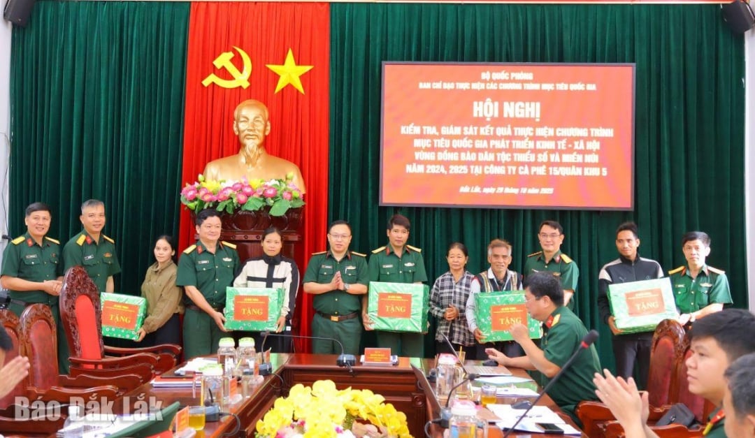Representantes das unidades entregaram presentes a famílias em situação de vulnerabilidade.