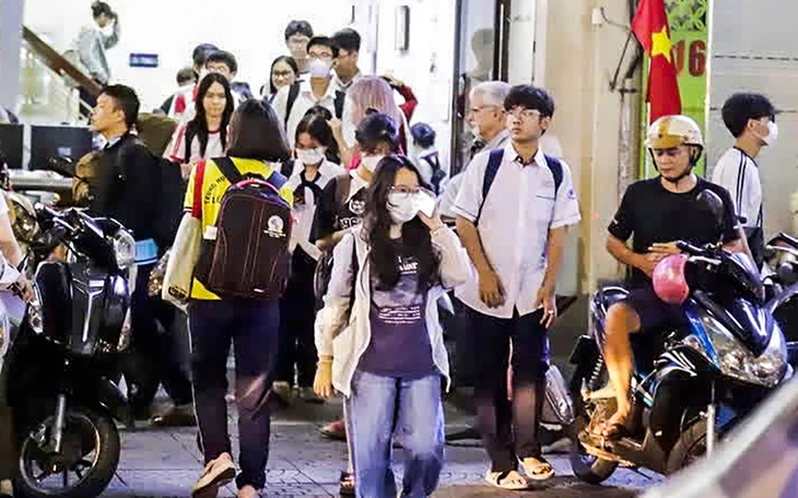 Kota Ho Chi Minh mengumumkan rancangan peraturan ke-4 tentang pengajaran tambahan - Foto 1. dạy  thêm - Ảnh 1.