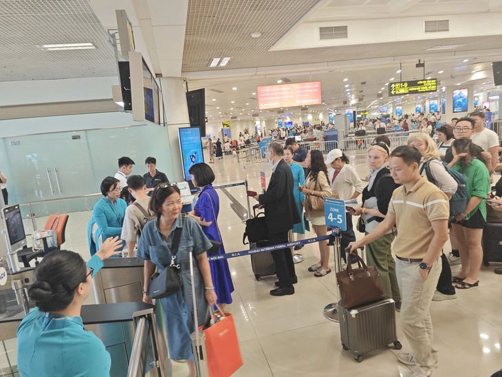 Từ 3-11, Vietnam Airlines thu phí hành lý xách tay quá cước ngay tại cửa ra máy bay - Ảnh 1.