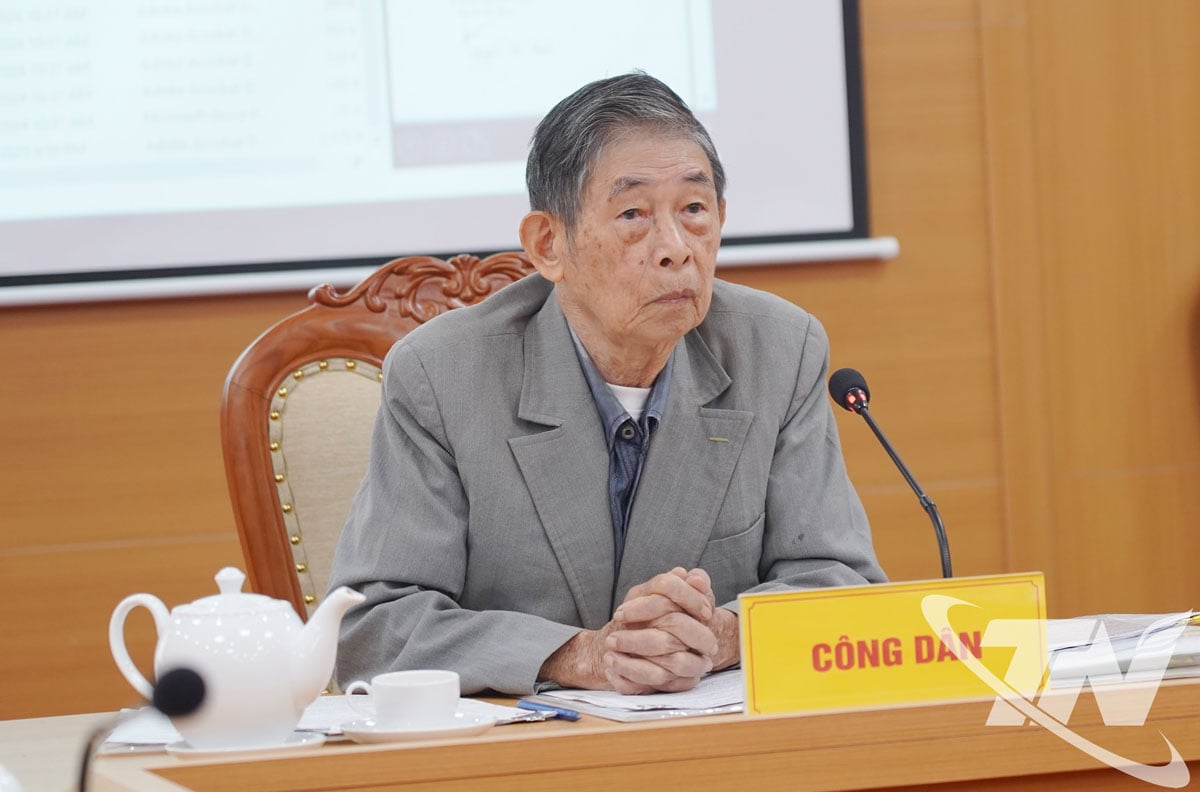 Medborgaren Tran Van Suu, boende på grupp 31, avdelningen Phan Dinh Phung, vid dialogmötet.