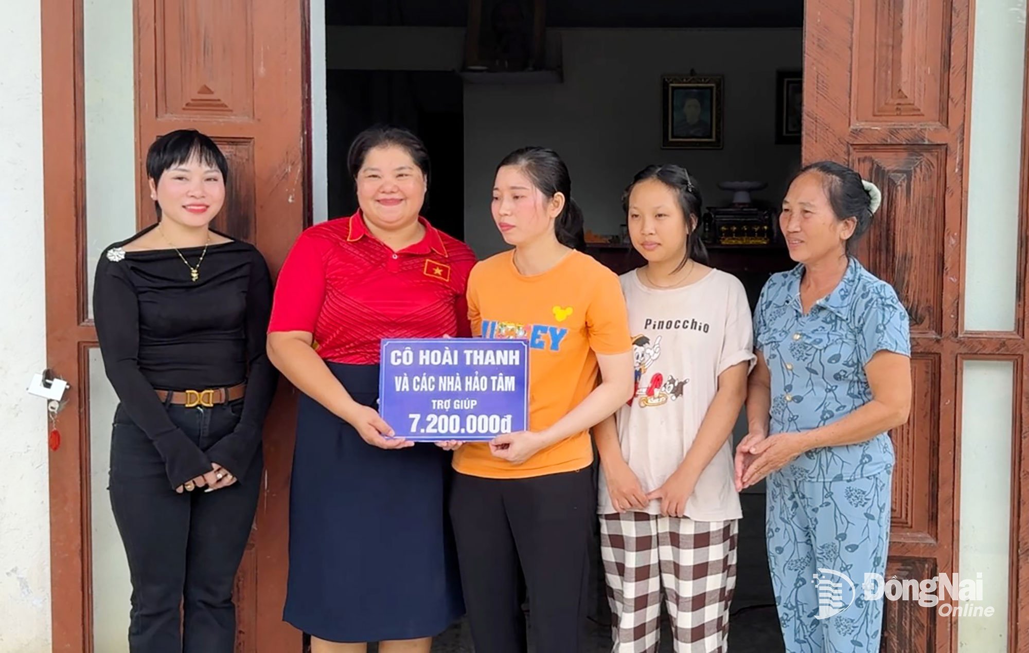 Klubbar, lag, volontärgrupper och välgörare ger pengar för att hjälpa Hoang Nghia Phats familj. Foto: Nhu Nam