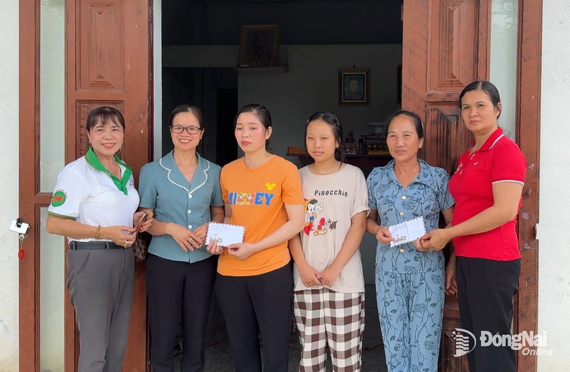 Dong Xoai-distriktets folkkommitté och föreningar och organisationer skänkte pengar för att stödja Hoang Nghia Phats familj. Foto: Nhu Nam