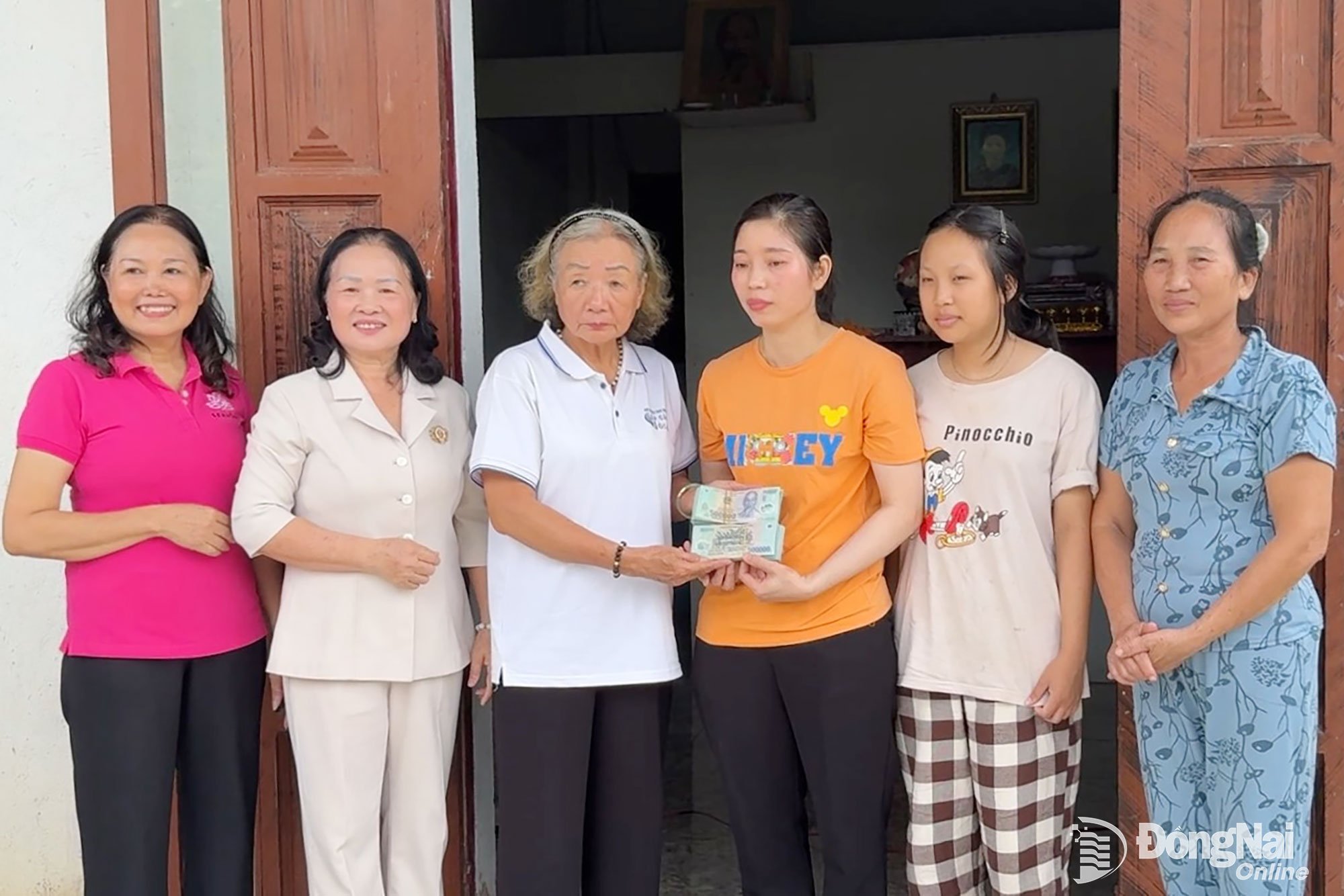 Föreningen för stöd till funktionshindrade - föräldralösa och fattiga patienter i Dong Nai-provinsen mobiliserade 28,5 miljoner VND för att ge till Hoang Nghia Phats familj. Foto: Nhu Nam