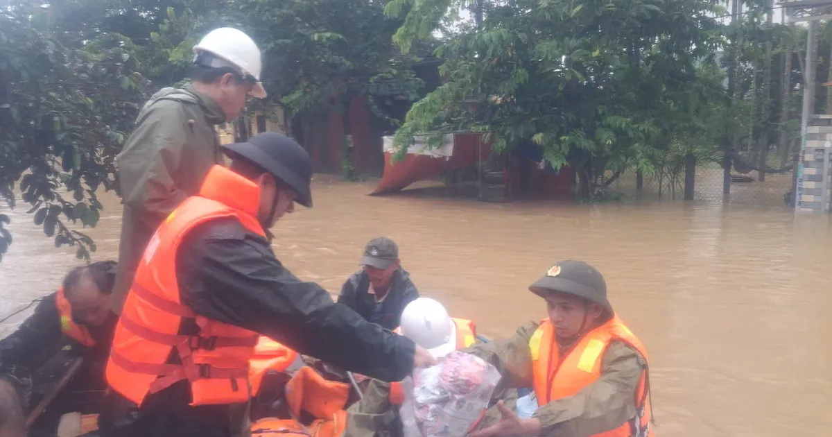 Bộ đội Hải quân Vùng 3 dầm mưa tiếp tế lương thực cho người dân vùng lũ miền Trung