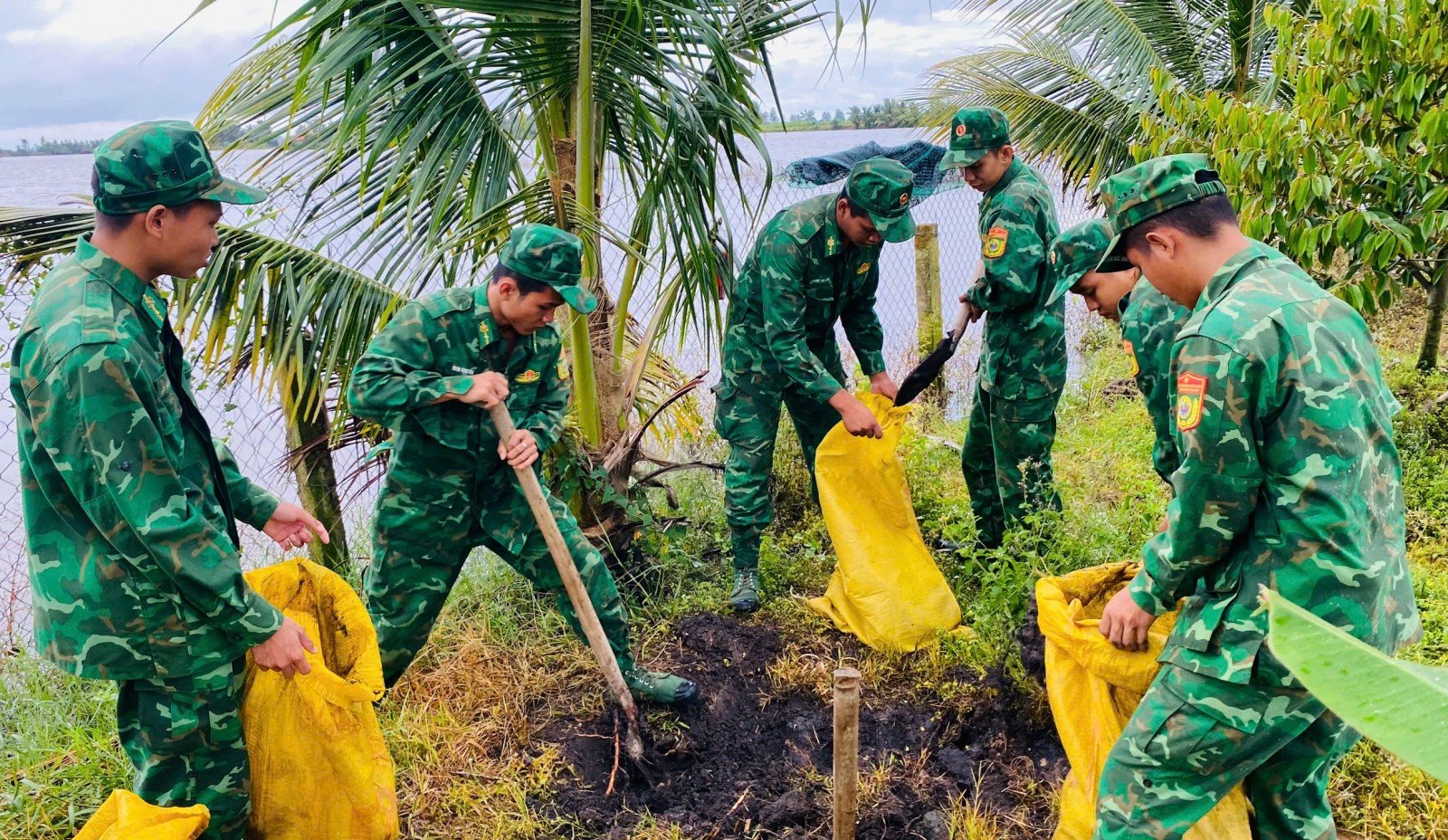 ສະຖານີປ້ອງກັນຊາຍແດນ Vinh Gia ໜູນຊ່ວຍປະຊາຊົນກໍ່ສ້າງທາງນ້ຳເພື່ອປ້ອງກັນໄພນ້ຳຖ້ວມ.
