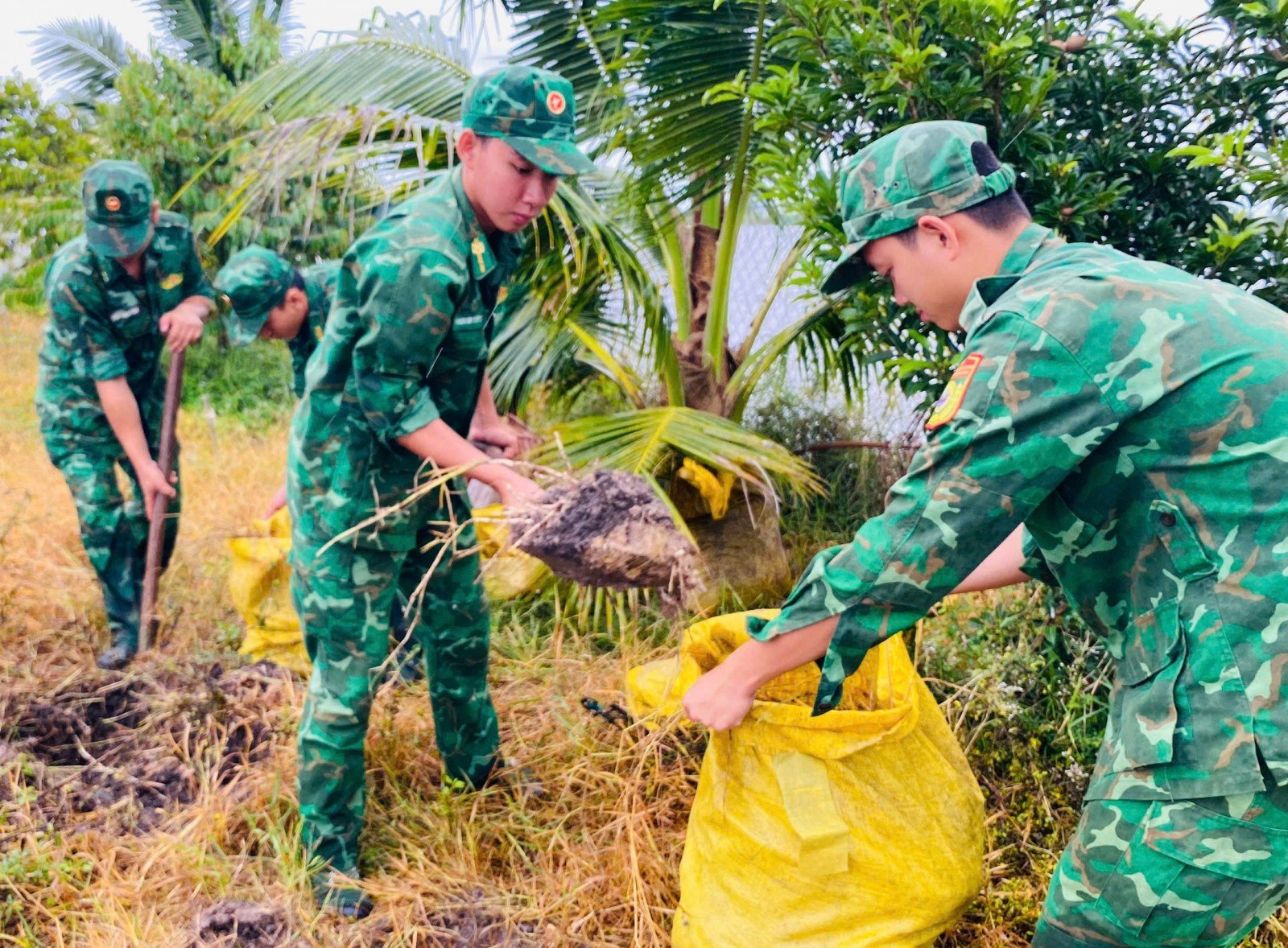 ສະຖານີປ້ອງກັນຊາຍແດນ Vinh Gia ໜູນຊ່ວຍປະຊາຊົນກໍ່ສ້າງທາງນ້ຳເພື່ອປ້ອງກັນໄພນ້ຳຖ້ວມ.