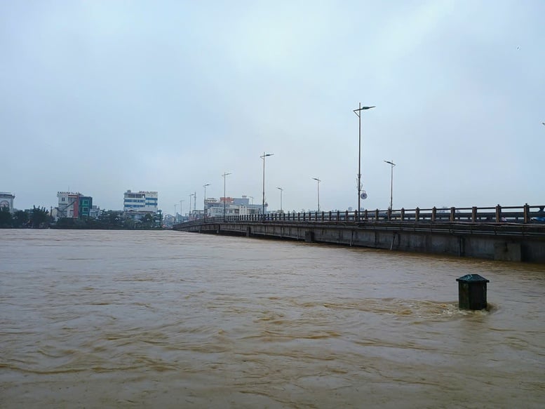 จังหวัดกวางงาย: น้ำท่วมสูงขึ้น ทำให้การจราจรผ่านสะพานเจาโอไม่ได้ - ภาพที่ 1 Quảng Ngãi: Nước lũ dâng cao, cấm phương tiện lưu thông qua cầu Châu Ổ- Ảnh 1.