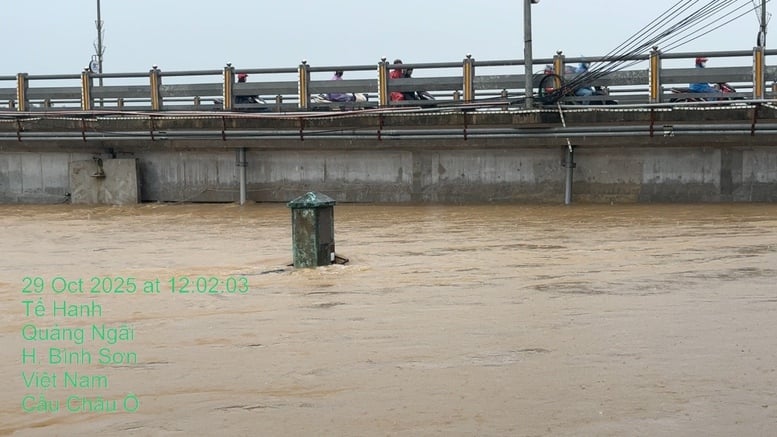จังหวัดกวางงาย: น้ำท่วมสูงขึ้น ทำให้การจราจรผ่านสะพานเจาโอไม่ได้ - ภาพที่ 2 Quảng Ngãi: Nước lũ dâng cao, cấm phương tiện lưu thông qua cầu Châu Ổ- Ảnh 2.