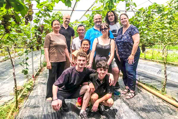 Kvaliteten på de menneskelige ressursene innen turisme forbedres stadig for å tiltrekke seg og møte turistenes behov.