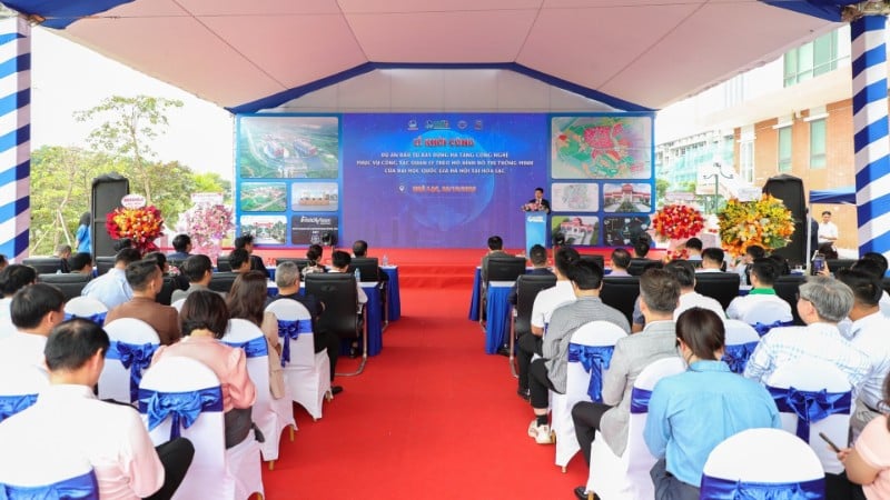 Oversikt over den første spadestikkseremonien for prosjektet «Investering i bygging av teknologisk infrastruktur for å betjene forvaltningsarbeidet i henhold til den smarte bymodellen».