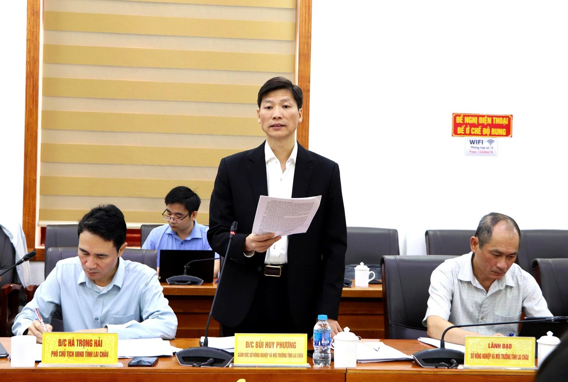 A Mezőgazdasági és Környezetvédelmi Minisztérium vezetői felszólaltak a találkozón. Lãnh đạo Sở Nông nghiệp và Môi trường phát biểu ý kiến tại buổi làm việc.