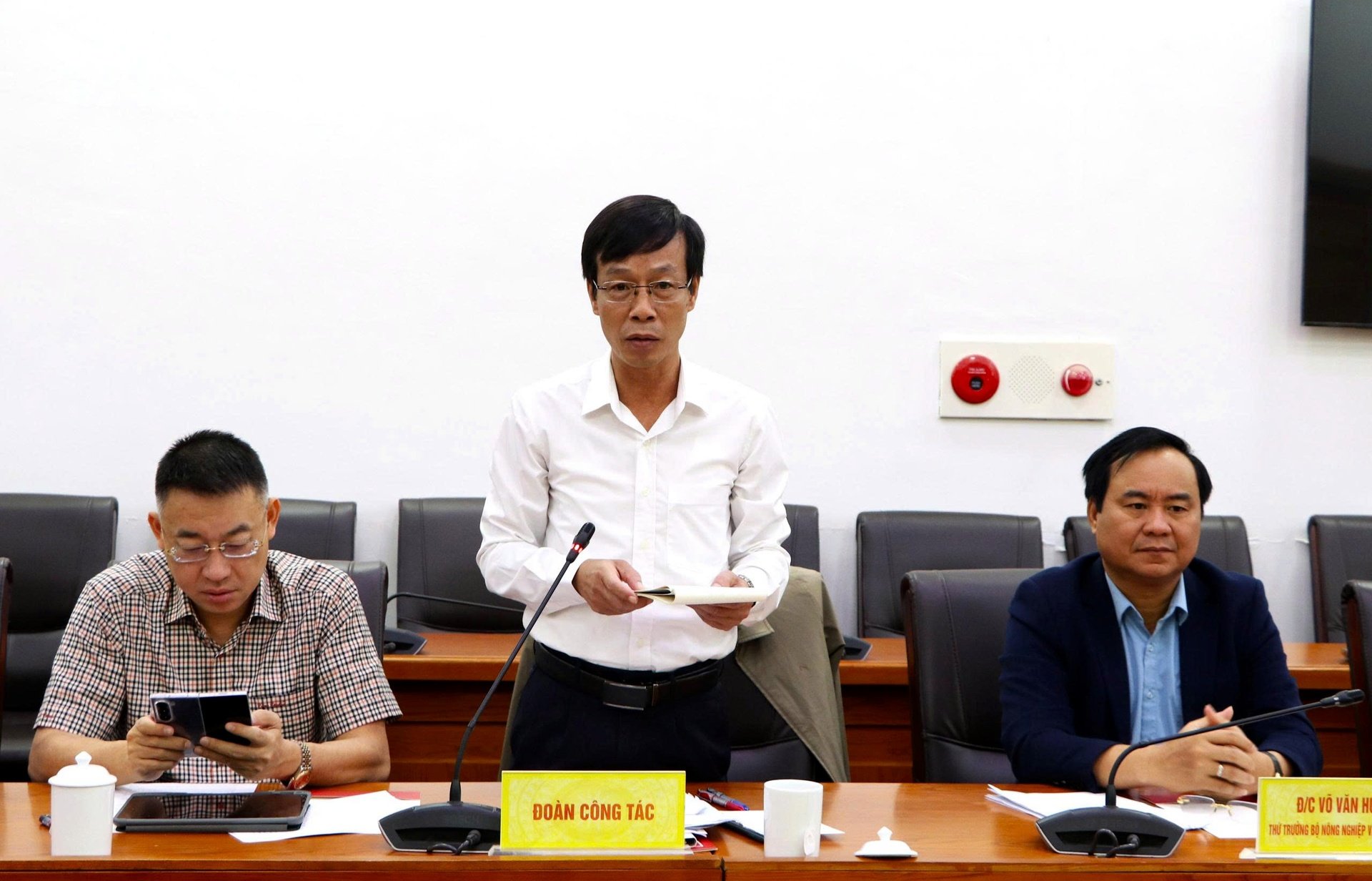 A Mezőgazdasági és Környezetvédelmi Minisztérium munkadelegációjának tagjai felszólaltak a találkozón. Thành viên của Đoàn công tác Bộ Nông nghiệp và Môi trường phát biểu ý kiến tại buổi làm việc.