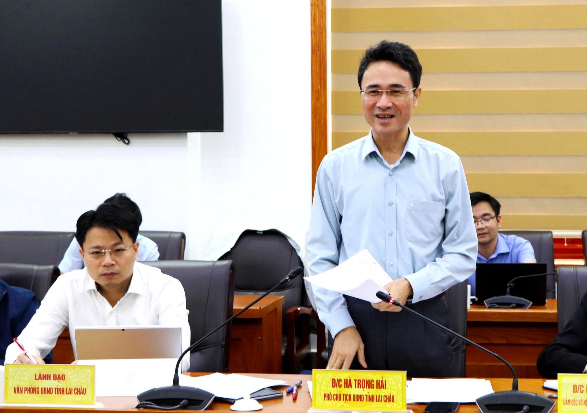 Az ülésen felszólalt Ha Trong Hai elvtárs, a Tartományi Népi Bizottság alelnöke. Đồng chí Hà Trọng Hải - Phó Chủ tịch UBND tỉnh phát biểu ý kiến tại buổi làm việc.