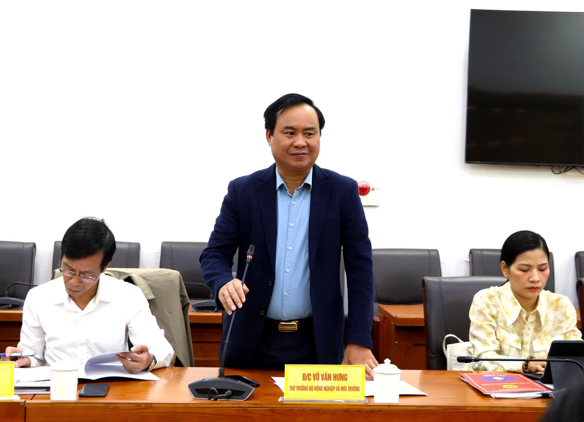 Vo Van Hung mezőgazdasági és környezetvédelmi miniszterhelyettes zárta a találkozót. Thứ trưởng Bộ Nông nghiệp và Môi trường Võ Văn Hưng phát biểu kết luận tại buổi làm việc.