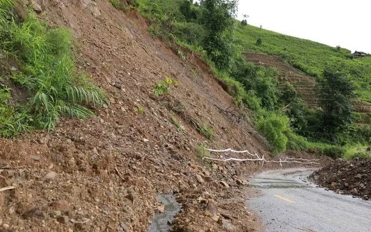 Anunciamos situação de emergência devido a deslizamentos de terra nas aldeias de Chieng Chanh, Canh En e Binh Yen (comuna de Cam Thach).