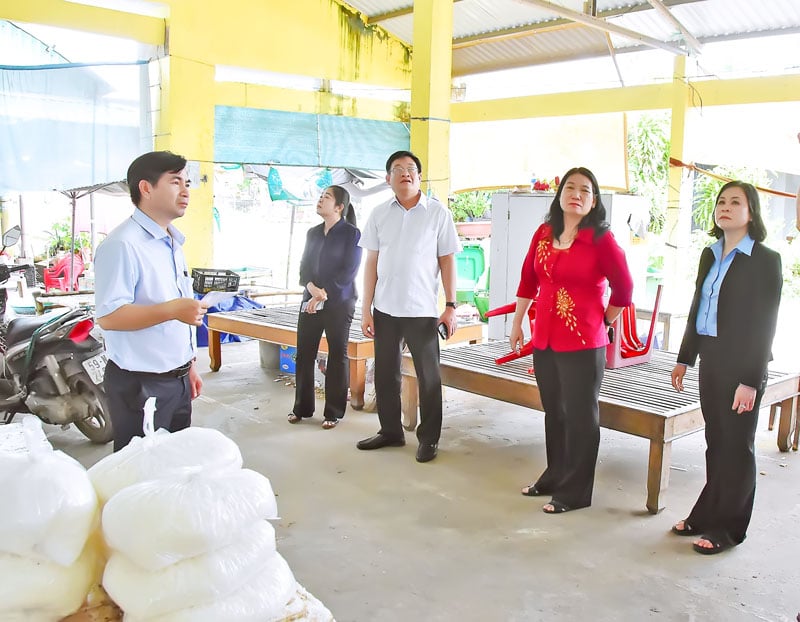 Заступник голови провінційного народного комітету - Нгуєн Тхі Бе Муой (другий праворуч) та делегація оглянули проект ринку Тхань Хоа Сон.