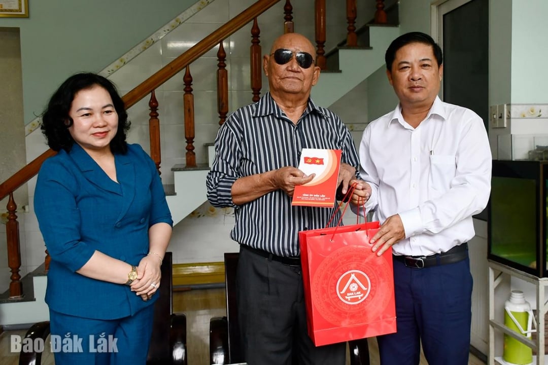 Provinspartiets sekreterare Luong Nguyen Minh Triet överlämnade gåvor till den krigsinvalide Hai.