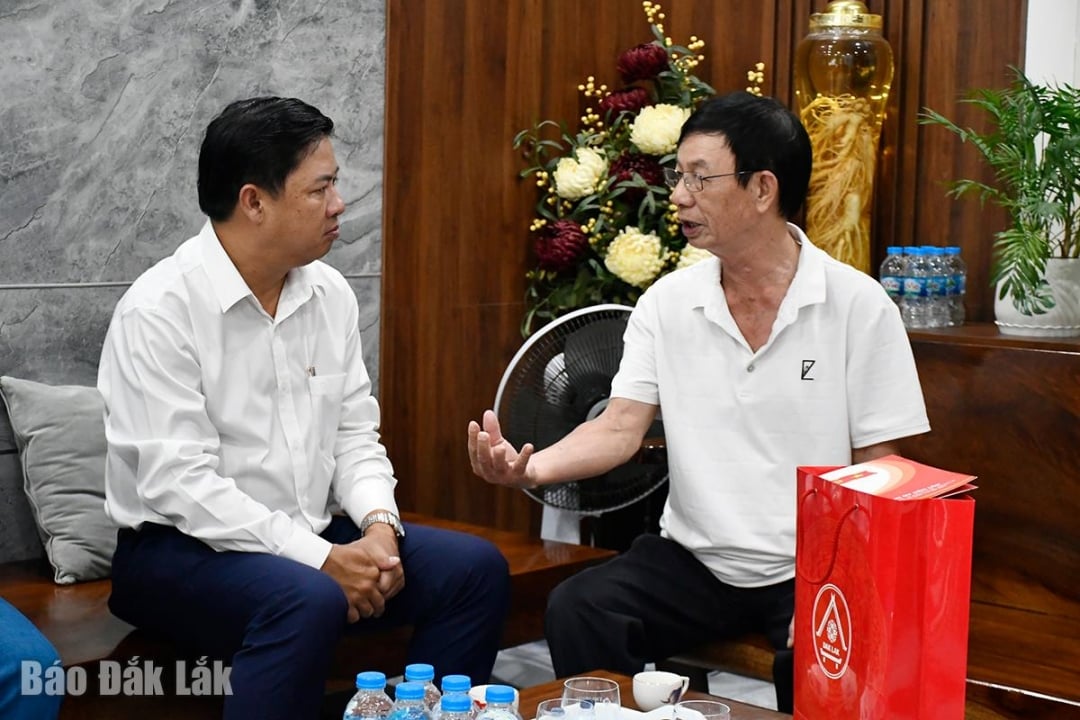 Provinspartiets sekreterare Luong Nguyen Minh Triet (höger) lyssnar på Dinh Thanh Hai när han talar om sina revolutionära aktiviteter.