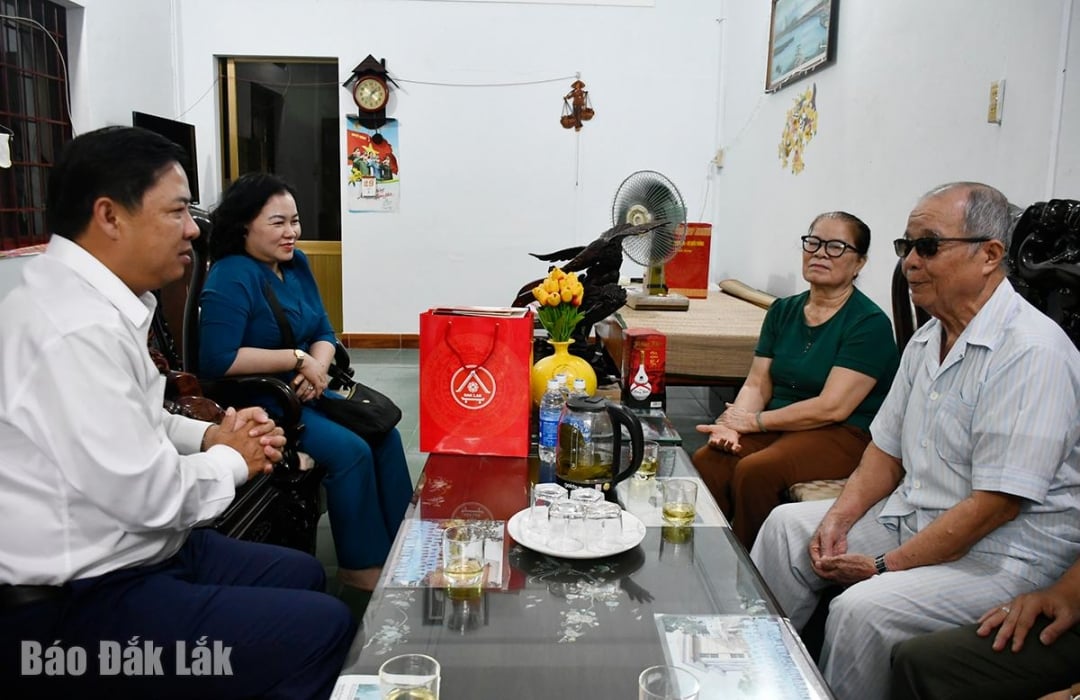 Provinspartiets sekreterare Luong Nguyen Minh Triet besökte den krigsinvalide Lins familj.