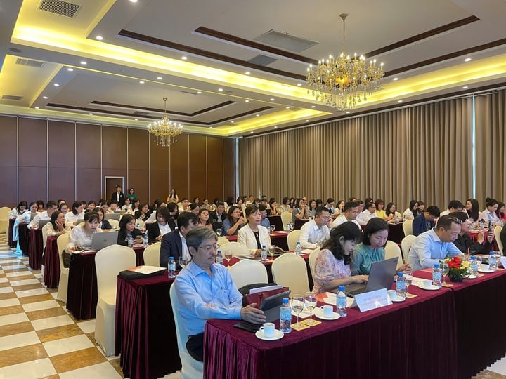 2025 में दस्तावेज़, अभिलेख और राज्य गुप्त संरक्षण कार्य पर प्रशिक्षण सम्मेलन: डिजिटल युग में जागरूकता बढ़ाना, व्यावसायिक कौशल का मानकीकरण - फोटो 1. Hội nghị tập huấn công tác Văn thư, Lưu trữ và Bảo vệ bí mật nhà nước năm 2025: Nâng cao nhận thức, chuẩn hóa nghiệp vụ trong kỷ nguyên số- Ảnh 1.