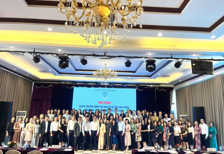 2025 में दस्तावेज़, अभिलेख और राज्य गुप्त संरक्षण कार्य पर प्रशिक्षण सम्मेलन: डिजिटल युग में जागरूकता बढ़ाना, व्यावसायिक कौशल का मानकीकरण - फोटो 2. Hội nghị tập huấn công tác Văn thư, Lưu trữ và Bảo vệ bí mật nhà nước năm 2025: Nâng cao nhận thức, chuẩn hóa nghiệp vụ trong kỷ nguyên số- Ảnh 2.