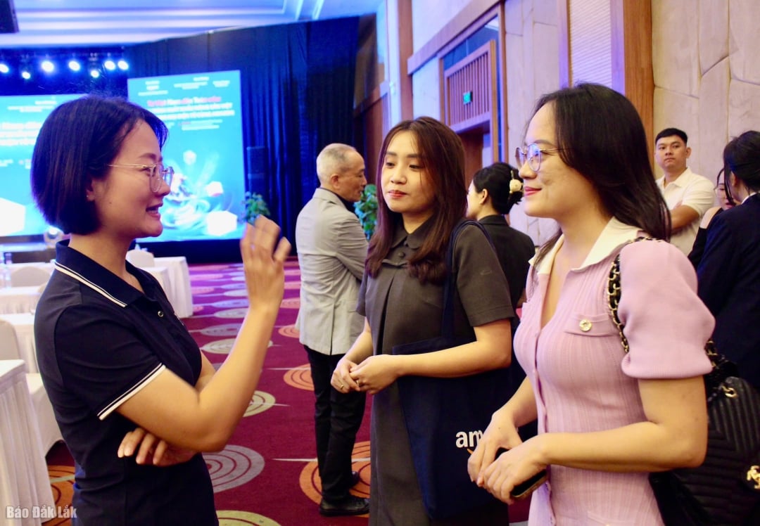 কর্মশালার ফাঁকে ব্যবসা প্রতিষ্ঠানের প্রতিনিধি, পরিবেশক... তথ্য বিনিময় করেন।