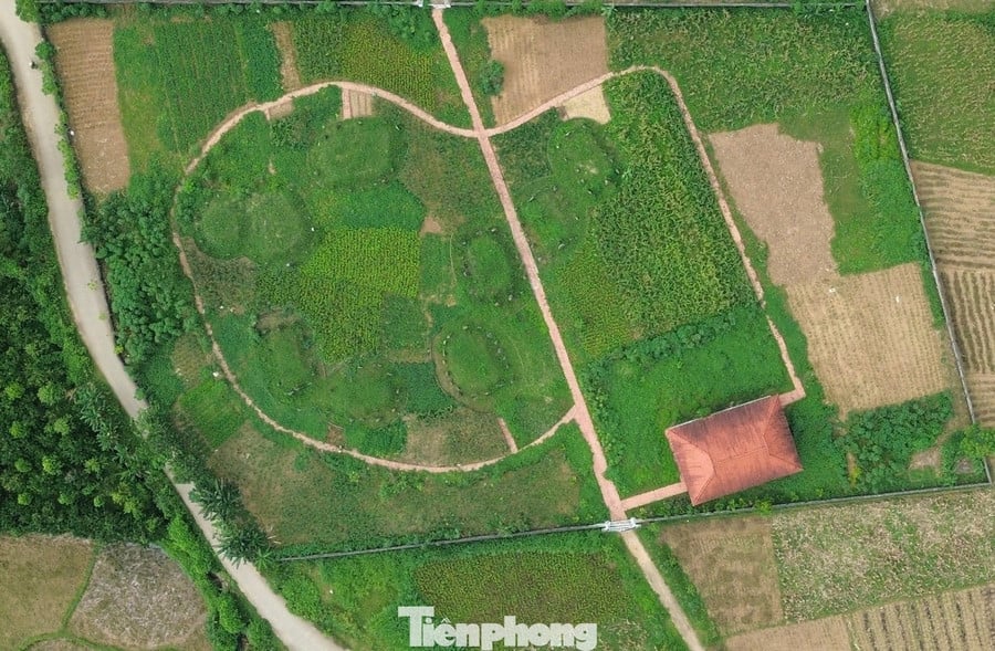 ເຂົ້າໄປໃນສຸສານ, ທຸກຄົນແມ່ນເຕັມໄປດ້ວຍສຸສານເກົ່າແກ່ຫຼາຍຮ້ອຍແຫ່ງທີ່ຕັ້ງຢູ່ໃກ້ໆກັນ, ໃນກາງມີເສົາຫີນຂະຫນາດໃຫຍ່ແລະຂະຫນາດນ້ອຍນັບບໍ່ຖ້ວນຕັ້ງຊື່. ເສົາຫຼັກບາງຕົ້ນມີຄວາມສູງເກືອບ 3 ແມັດ ແລະກວ້າງກວ່າໜຶ່ງແມັດ, ຄືກັບສັນຍາລັກຂອງອຳນາດທີ່ຂັດຂວາງເວລາ. ແຜ່ນຫີນຫຼາຍແຜ່ນຖືກປົກຫຸ້ມດ້ວຍ moss ສີຂຽວ, ມີສະຫລັກຈາລຶກວັດຖຸບູຮານທີ່ຈາງໄປໃນໄລຍະປີ, ເພີ່ມຄວາມລຶກລັບຂອງ tomb ຫີນວັດຖຸບູຮານ. tp-2.jpg