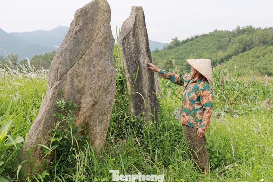 ນາງ ດິງທ້ຽນເຍີນ, ຜູ້ສືບທອດລຸ້ນທີ 20 ຂອງຄອບຄົວ ດິງກົງ, ຮັກສາເຂດສຸສານຫີນເປັນປະຈຳ, ໃຫ້ຮູ້ວ່າ: ສຳລັບຊາວທ້ອງຖິ່ນ ແລະ ຄອບຄົວ ດິງກົງ ແລ້ວ, ສະຖານທີ່ແຫ່ງນີ້ ຖືໄດ້ວ່າເປັນ “ດິນແດນສັກສິດ”, ເປັນດິນແດນສັກສິດທີ່ບໍ່ມີໃຜກ້າລະເມີດ, ຕິດພັນກັບນິທານຂອງຄອບຄົວ ດິງຮ່ວາ, ຮັ່ງມີ ແລະ ມີອຳນາດສູງສຸດໃນດິນແດນບູຮານ. tp-12.jpg