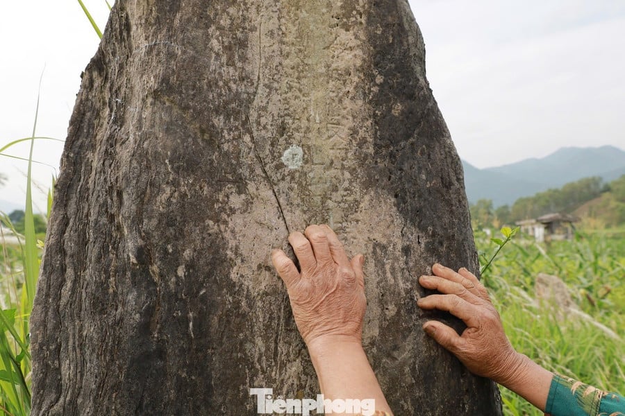 ຕາມການສັງເກດແລ້ວ, ແຜ່ນຈາລຶກຫີນບູຮານລ້ວນແຕ່ຖືກແກະສະຫຼັກດ້ວຍຕົວໜັງສື Nom. ຕາມການສືບເຊື້ອສາຍຂອງຄອບຄົວ Dinh, ເມື່ອທ່ານ Dinh Cong Ky ເຖິງແກ່ມໍລະນະກຳໃນວັນທີ 22/02/1650, ຍ້ອນການປະກອບສ່ວນອັນໃຫຍ່ຫຼວງຂອງລາຊະວົງ, ກະສັດ Le ໄດ້ສັ່ງໃຫ້ເອົາແຜ່ນຫີນຂຽວອັນລ້ຳຄ່າຈາກ ແທງຮ໋ວາ ໄປຍັງເມືອງ Muong Dong ເພື່ອຕັ້ງເສົາຝັງສົບ. ມັນແມ່ນເສົາຫີນໃຫຍ່ທີ່ໄດ້ສ້າງຮູບລັກສະນະທີ່ສວຍງາມແລະລຶກລັບຂອງອຸມົງດົງເມັກໃນທຸກມື້ນີ້. tp-13.jpg
