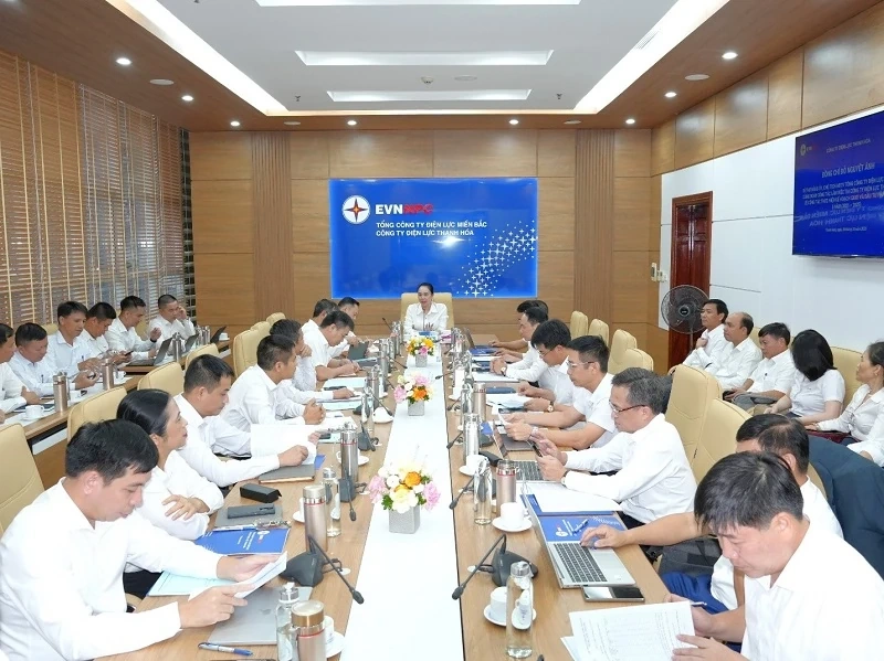 EVNNPC:s styrelseordförande Do Nguyet Anh arbetar med Thanh Hoa Electricity Company