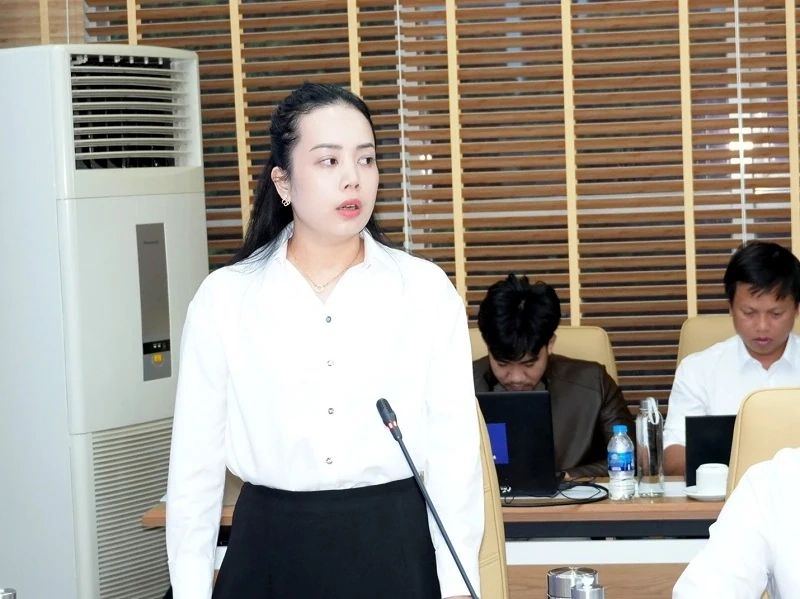 EVNNPC:s styrelseordförande Do Nguyet Anh arbetar med Thanh Hoa Electricity Company