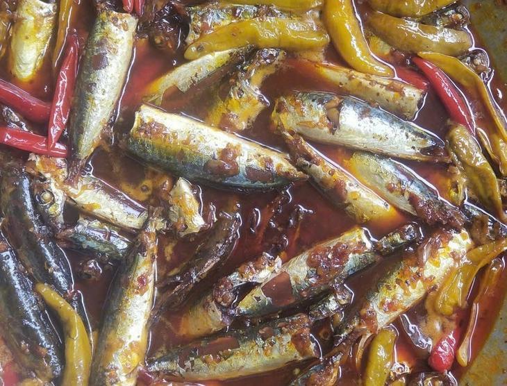 হিউ-স্টাইলের ব্রেইজড ম্যাকেরেল পাত্র, 'মা ও শিশুর মতো মাছের সাথে ভাত খাচ্ছে' - ছবি ১। cá nục kho - Ảnh 1.