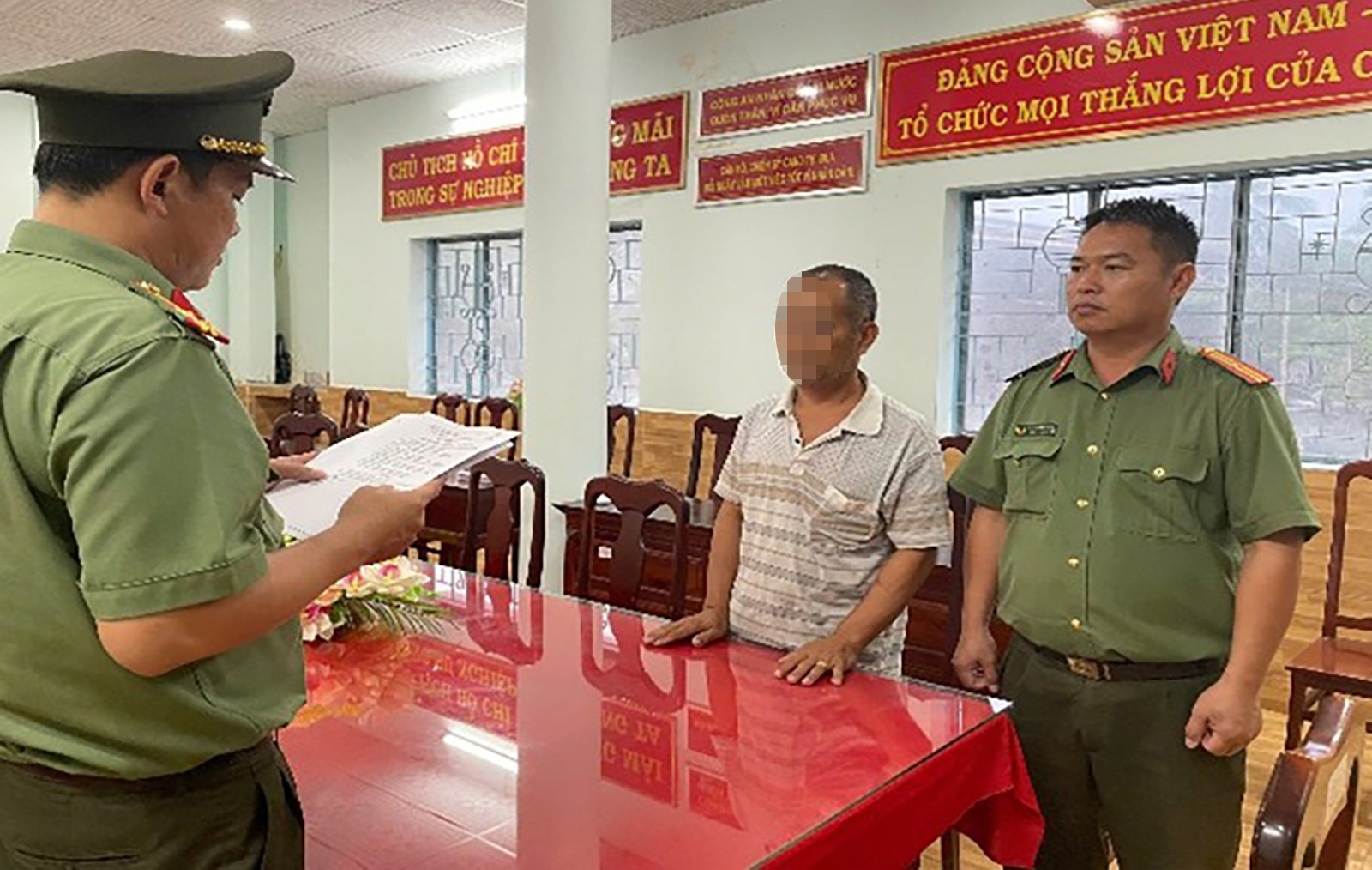 Khởi tố, bắt tạm giam hai thuyền trưởng tổ chức cho người khác xuất cảnh trái phép