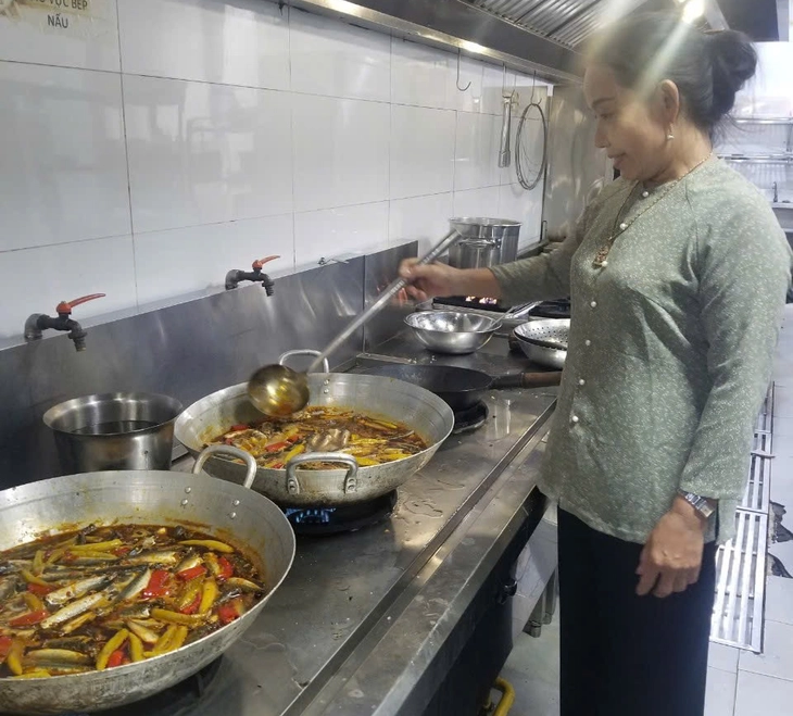 হিউ-স্টাইলের ব্রেইজড ম্যাকেরেল পাত্র, 'মা ও শিশুর মতো মাছের সাথে ভাত খাচ্ছে' - ছবি ৫। Nồi cá nục kho kiểu Huế, ăn 'cơm với cá như mạ với con' - Ảnh 3.