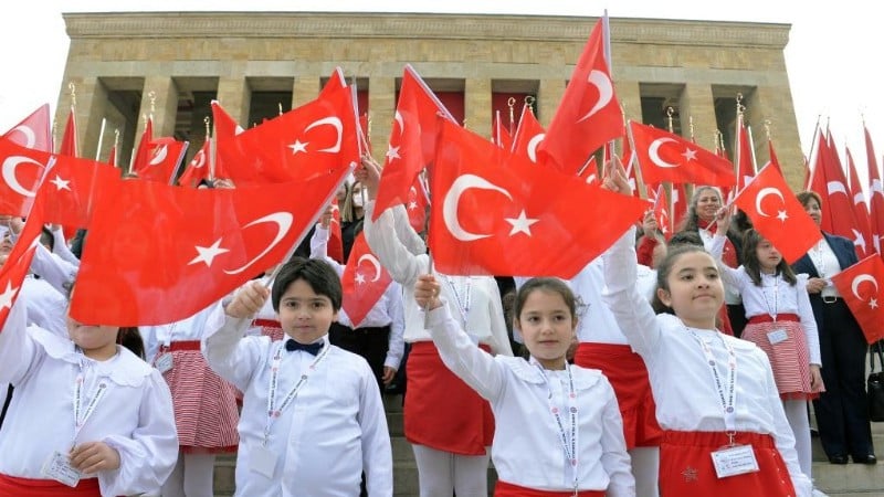 Kinderen houden Turkse nationale vlaggen vast tijdens een viering in Ankara, Turkije, 23 april 2023. (Illustratiefoto: Xinhua)