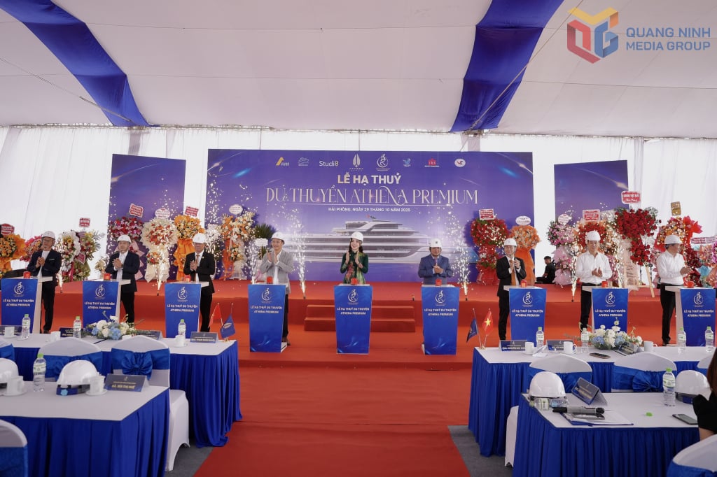 Đại diện đơn vị cùng các đối tác thực hiện nghi thức hạ thủy du thuyền.