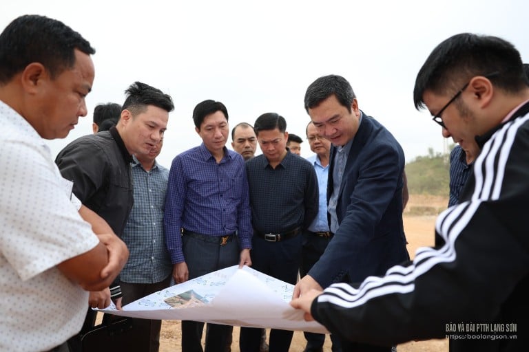 ថ្នាក់ដឹកនាំគណៈកម្មាធិការប្រជាជនខេត្តពិនិត្យដំណើរការគម្រោងផ្លូវបំបែកចូលសួនឧស្សាហកម្ម Huu Lung។