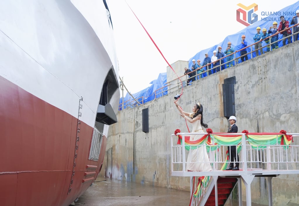 Lãnh đạo Athena Group thực hiện nghi lễ đập champagne trong sự kiện hạ thủy Athena Premium.