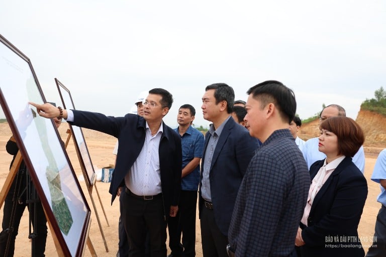 តំណាងវិនិយោគិនរាយការណ៍ជូនថ្នាក់ដឹកនាំខេត្ត និងគណៈប្រតិភូការងារអំពីវឌ្ឍនភាពនៃការអនុវត្តគម្រោង VSIP