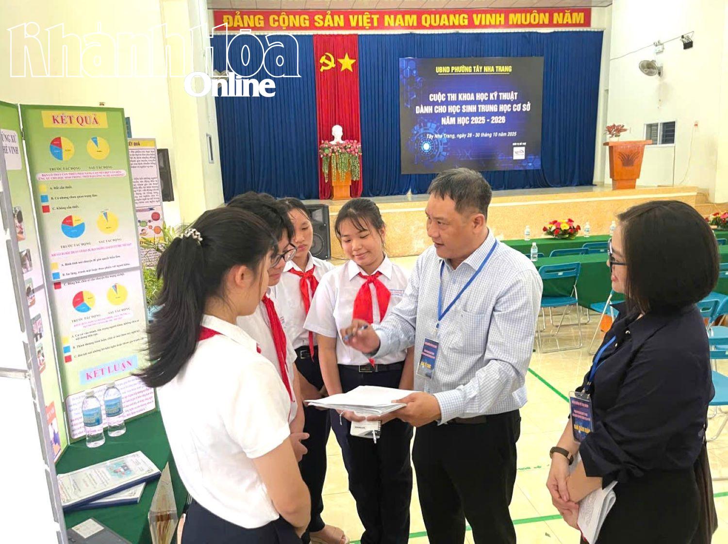 ចៅក្រមបានពិភាក្សា និងដាក់ពិន្ទុលើគម្រោងរបស់សិស្ស។