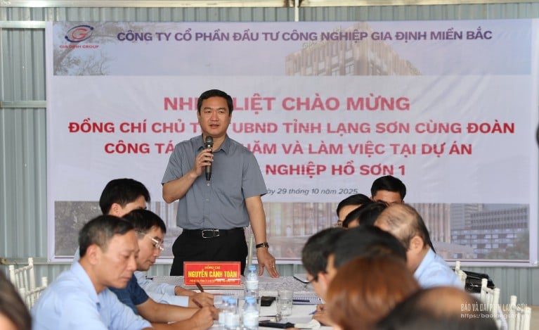 សមមិត្ត Nguyen Canh Toan អនុលេខាគណៈកម្មាធិការបក្សខេត្ត ប្រធានគណៈកម្មាធិការប្រជាជនខេត្តបានថ្លែងសុន្ទរកថាក្នុងសម័យប្រជុំត្រួតពិនិត្យ។