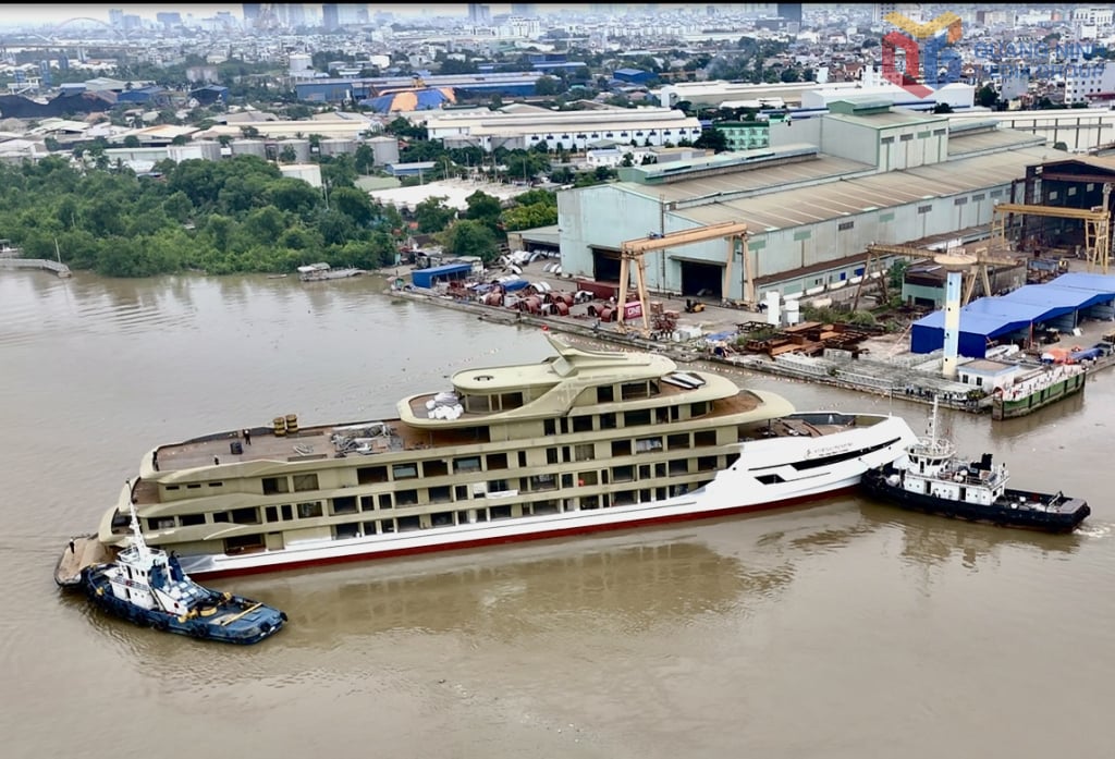 Du thuyền được hạ thủy ra khơi.