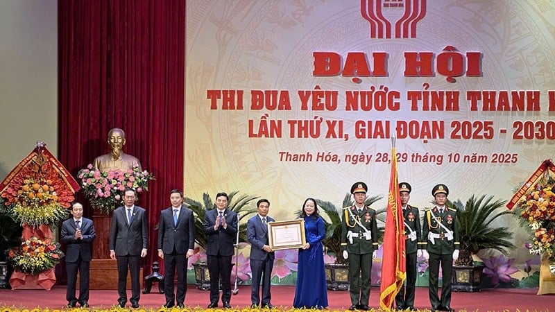 Vicepresident Vo Thi Anh Xuan reikte de Arbeidsmedaille uit aan de provincie Thanh Hoa.
