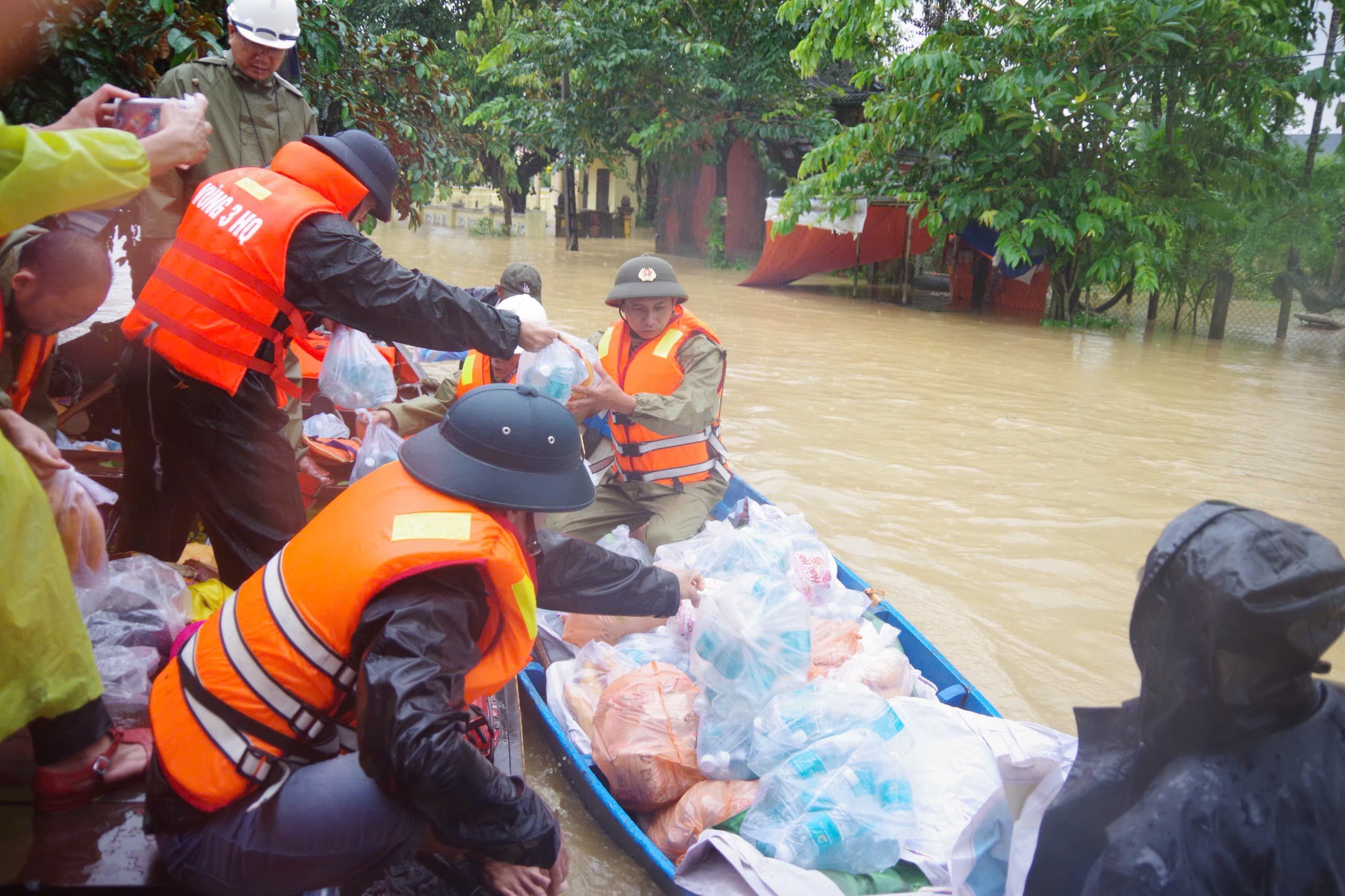 Marine levert voedsel aan mensen in door overstromingen getroffen gebieden Bộ đội Hải quân tiếp tế lương thực, thực phẩm cho người dân vùng lũ